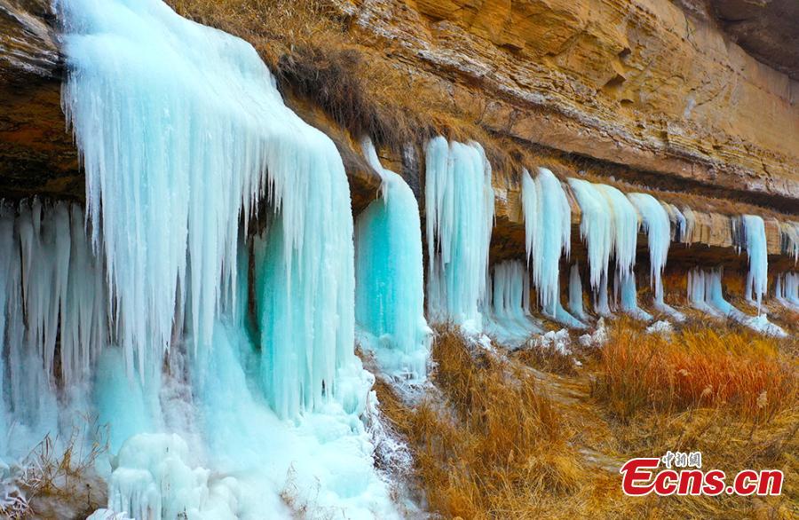 Des?cascades?de?glace?sur?des?falaises?dans?
la?province?du?Gansu