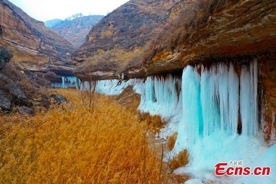 Des?cascades?de?glace?sur?des?falaises?dans?
la?province?du?Gansu