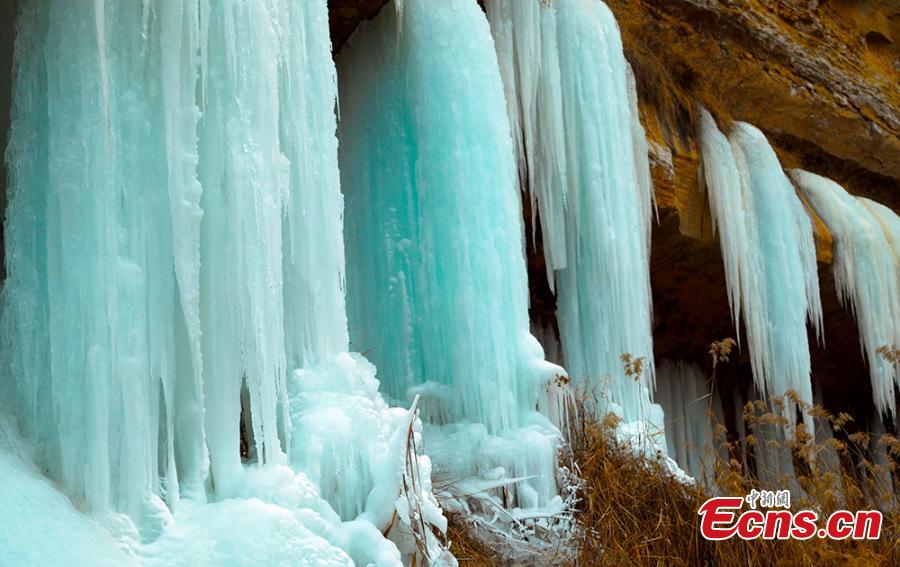 Des?cascades?de?glace?sur?des?falaises?dans?
la?province?du?Gansu