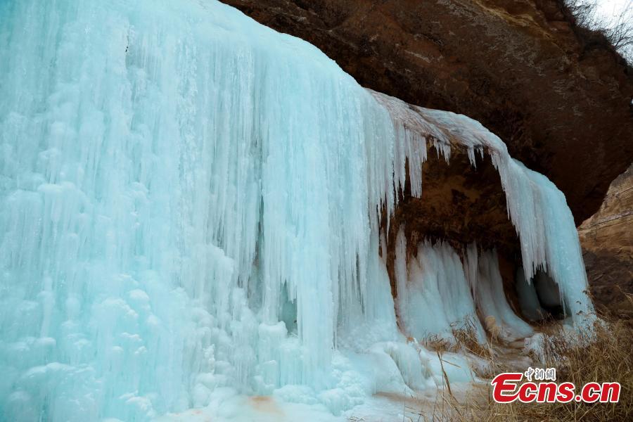 Des?cascades?de?glace?sur?des?falaises?dans?
la?province?du?Gansu