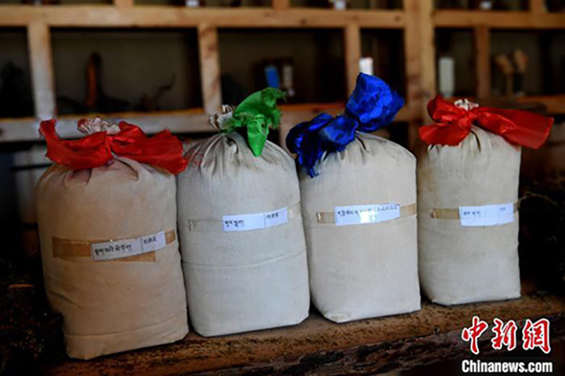 En photos : la fabrication de l'encens tibétain traditionnel