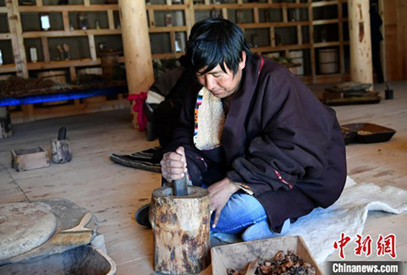 En photos : la fabrication de l'encens tibétain traditionnel