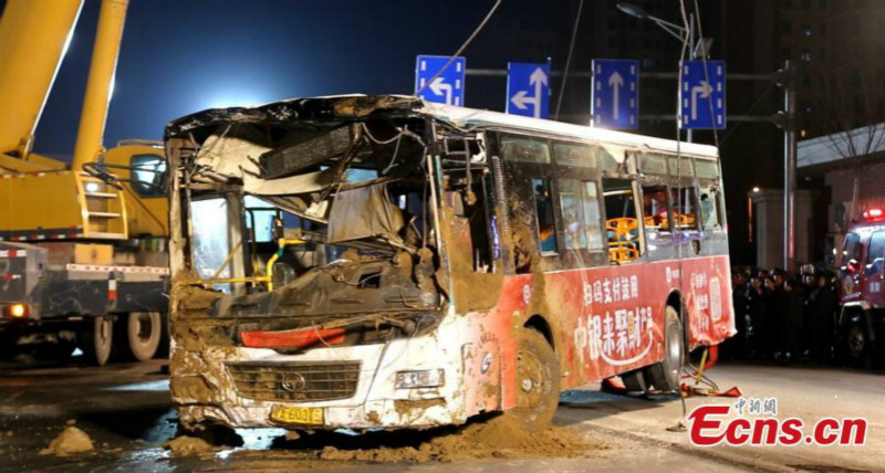 Le bilan s'alourdit à neuf morts et 17 blessés après l'effondrement d'une route à Xining