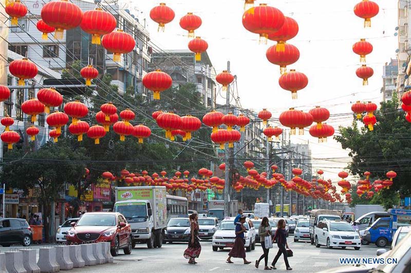 Myanmar : les achats de décorations du Nouvel An lunaire chinois à Yangon