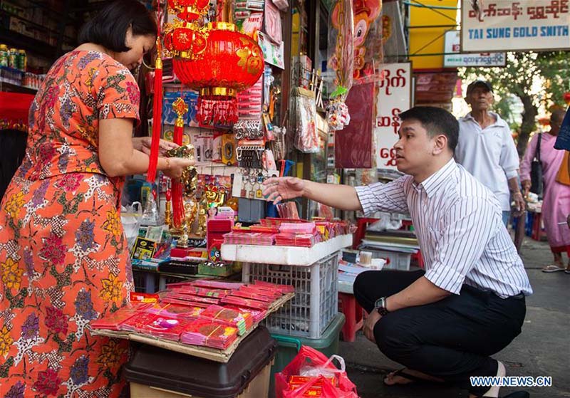 Myanmar : les achats de décorations du Nouvel An lunaire chinois à Yangon