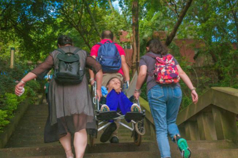 Une jeune fille en fauteuil roulant commence une nouvelle vie après son admission à l'université