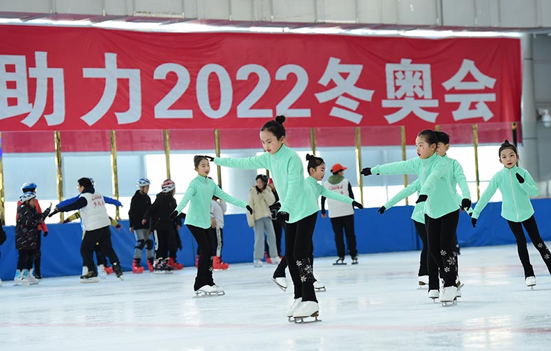 3000 jeunes messagers des actes civilisés de l'arrondissement de Yanqing passent leurs vacances d'hiver avec des sports de neige et de glace