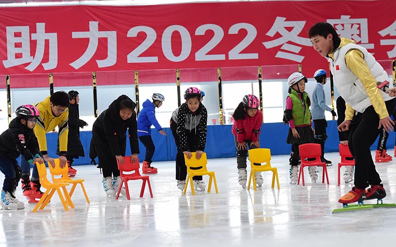 3000 jeunes messagers des actes civilisés de l'arrondissement de Yanqing passent leurs vacances d'hiver avec des sports de neige et de glace