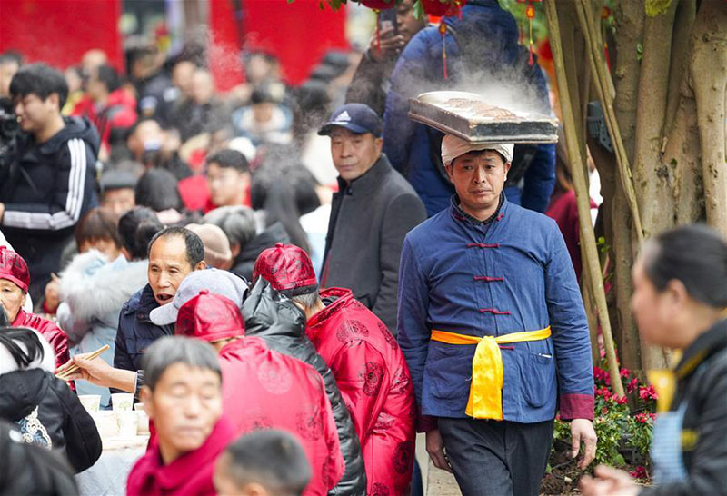 Chongqing : un grand banquet en plein air dans la vieille ville de Zhongshan