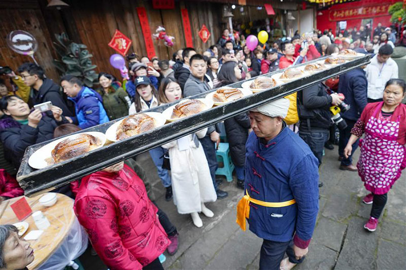 Chongqing : un grand banquet en plein air dans la vieille ville de Zhongshan