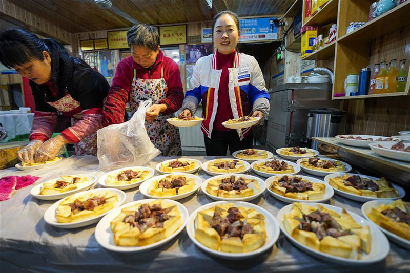 Chongqing : un grand banquet en plein air dans la vieille ville de Zhongshan