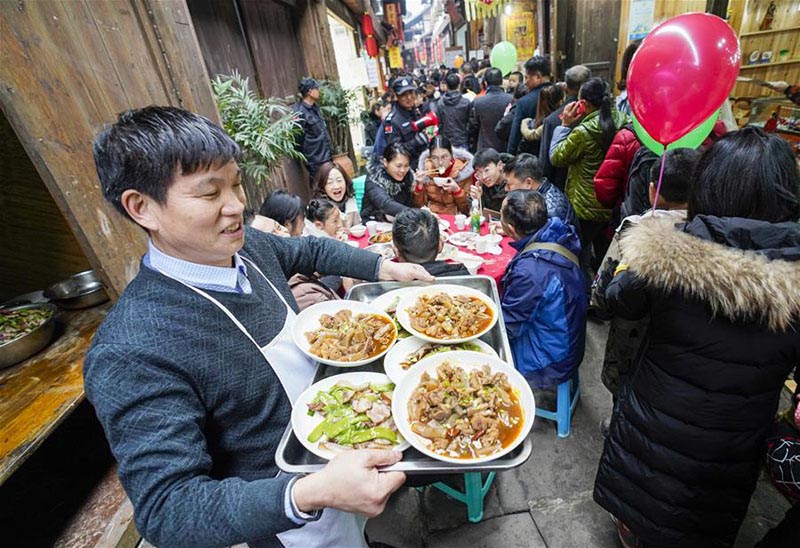 Chongqing : un grand banquet en plein air dans la vieille ville de Zhongshan