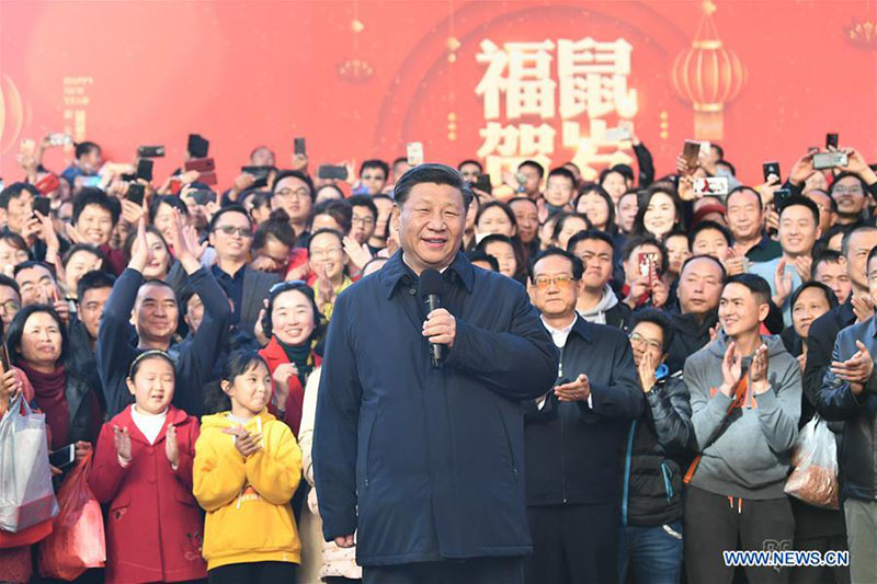 Xi Jinping inspecte une foire commerciale de la fête du Printemps à Kunming