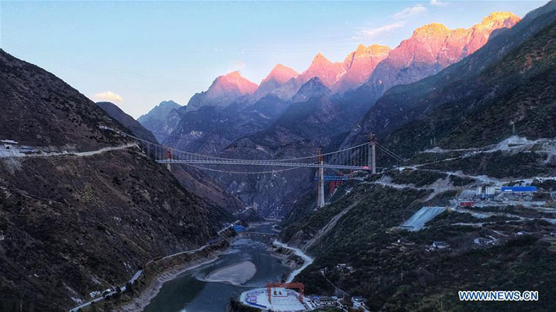 Yunnan : un pont traversant l'un des canyons les plus profonds du monde en contruction