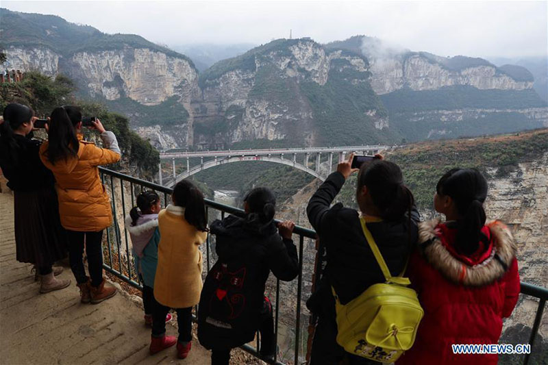 Ouverture d'un pont reliant trois provinces du sud-ouest de la Chine