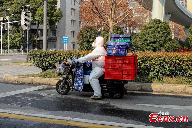 La vie continue dans une ville de Wuhan verrouillée