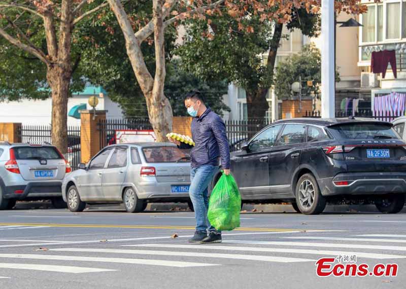 La vie continue dans une ville de Wuhan verrouillée