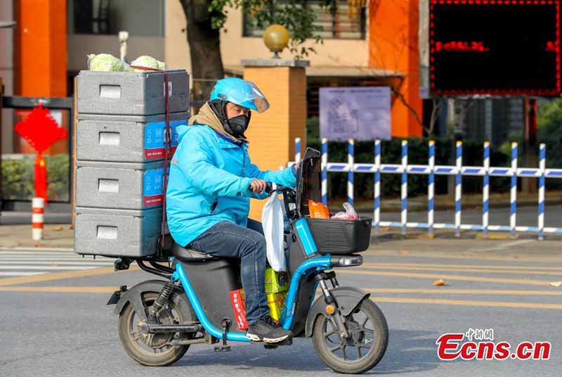 La vie continue dans une ville de Wuhan verrouillée