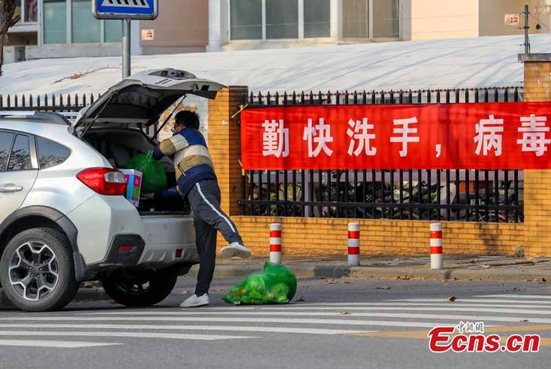 La vie continue dans une ville de Wuhan verrouillée