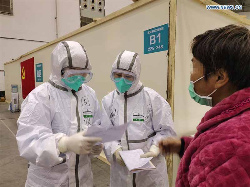 Des travailleurs médicaux soignent des patients au ? Salon de Wuhan ?