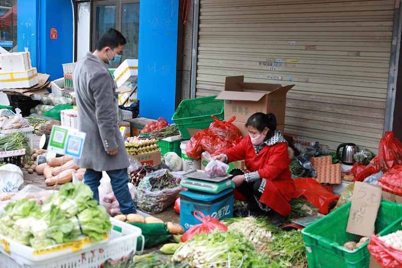 Un marché ouvert de Wuhan offre des légumes aux résidents