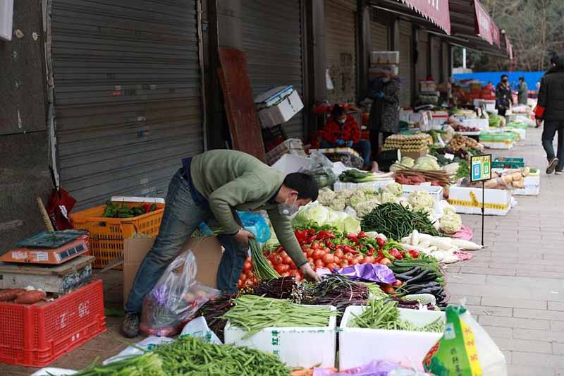 Un marché ouvert de Wuhan offre des légumes aux résidents