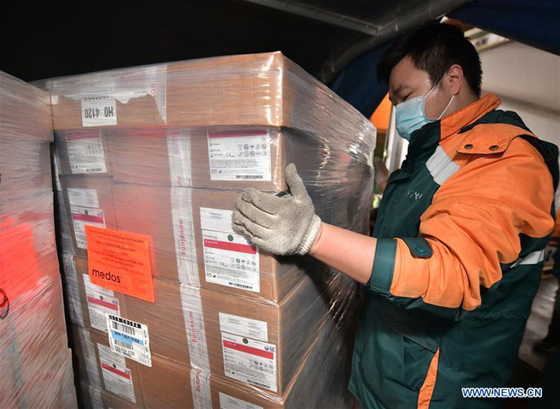 Un deuxième lot de 16 équipements ECMO arrive à Wuhan pour soutenir le traitement des patients