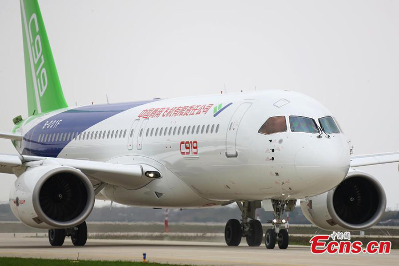 L'avion de ligne chinois C919 effectue un test de roulage