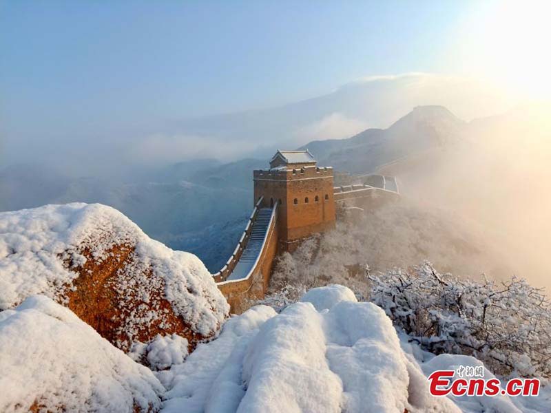 La Grande Muraille de Jinshanling : un pays féerique après la neige de printemps