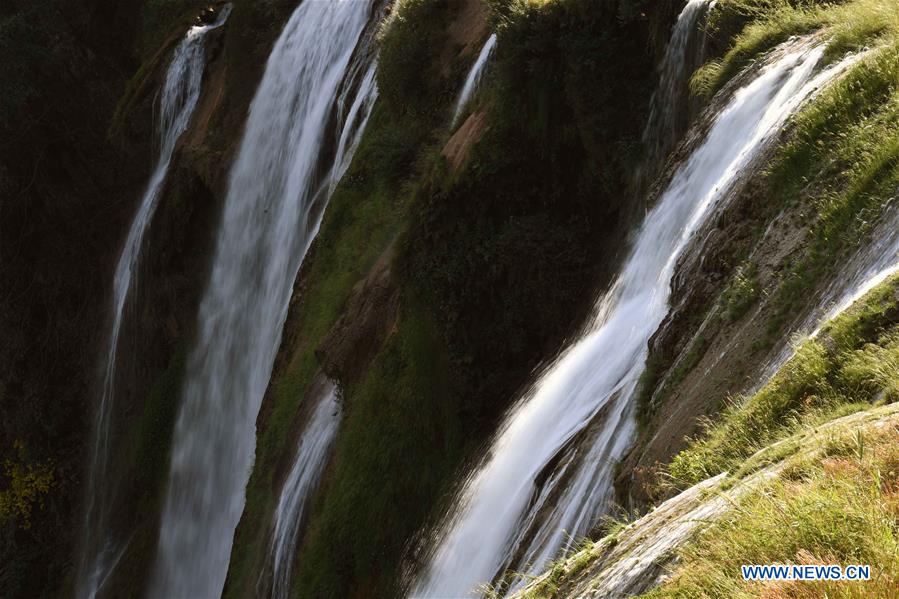 Chine: paysage de la cascade Jiulong au Yunnan