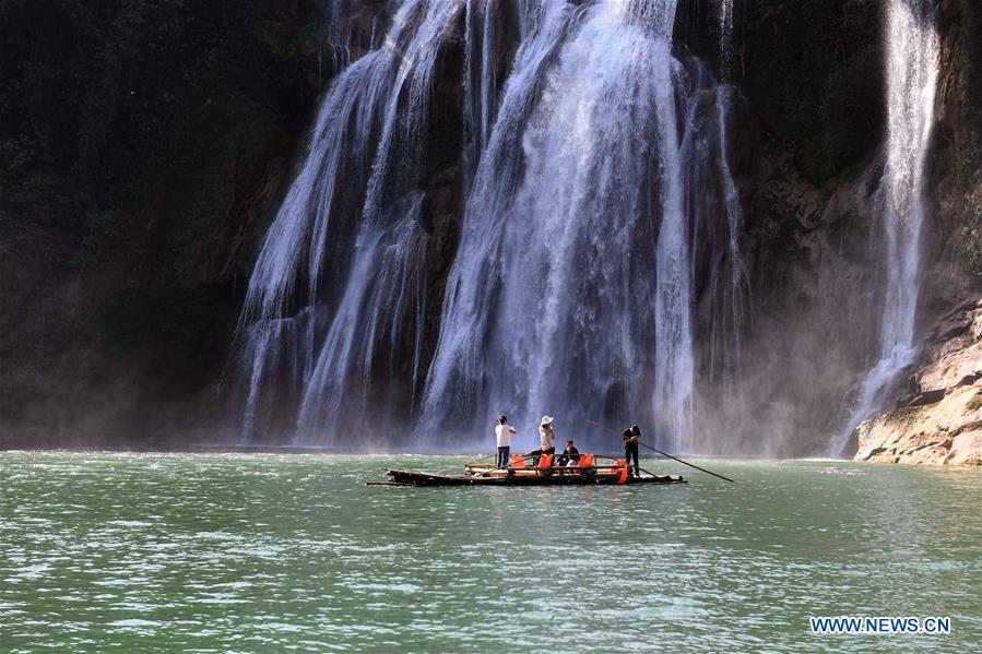 Chine: paysage de la cascade Jiulong au Yunnan