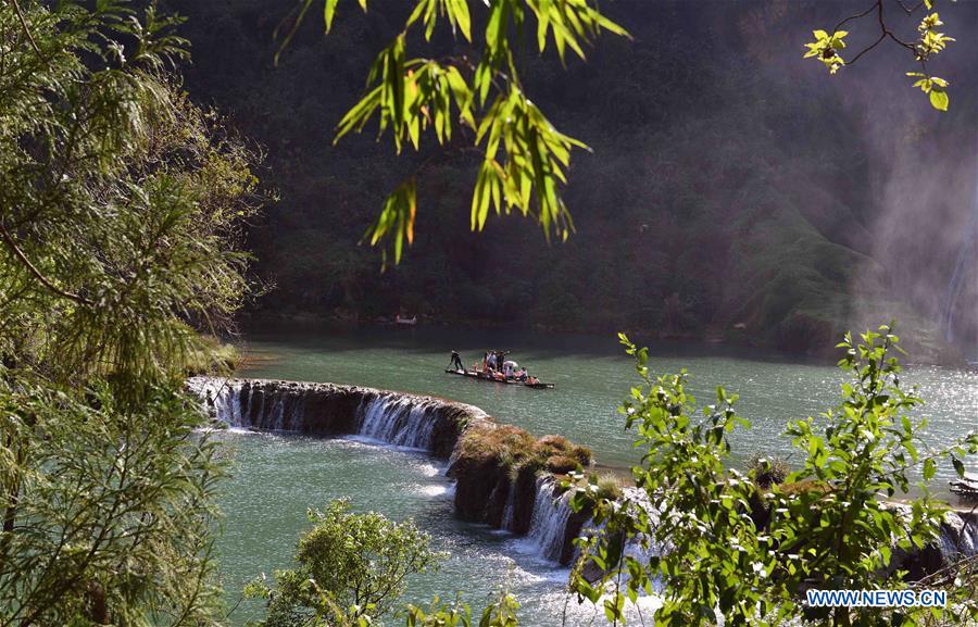 Chine: paysage de la cascade Jiulong au Yunnan