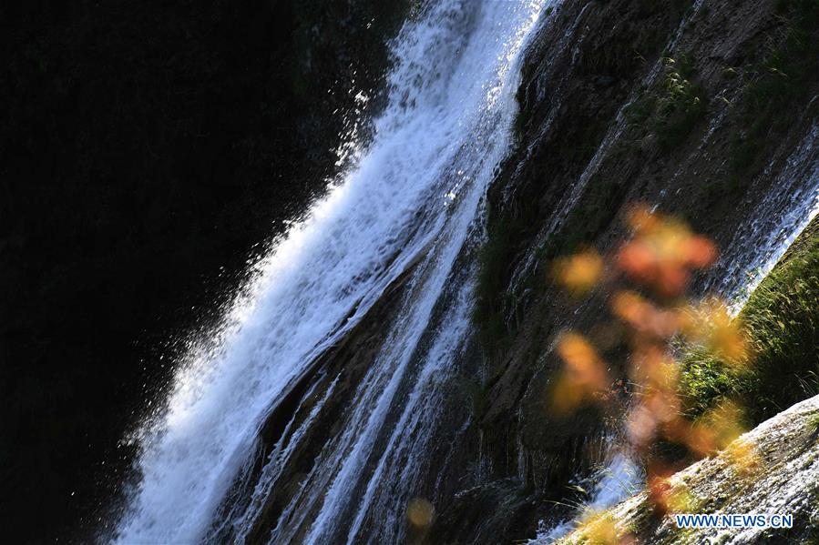 Chine: paysage de la cascade Jiulong au Yunnan