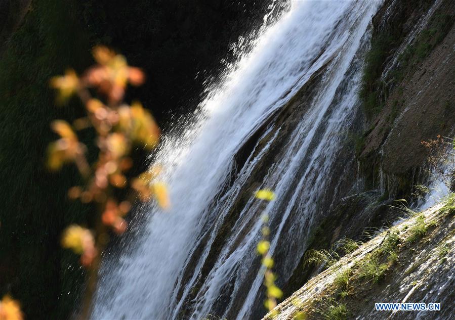 Chine: paysage de la cascade Jiulong au Yunnan