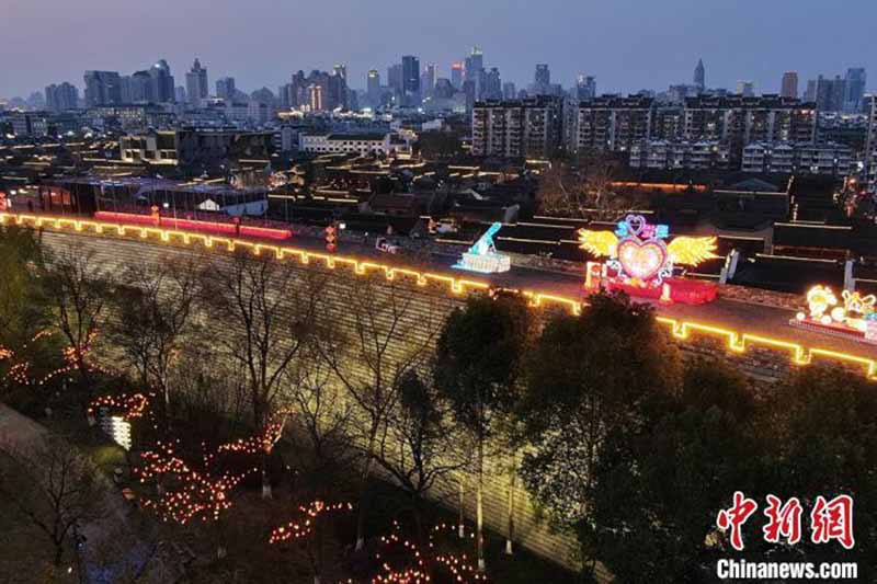 Un spectacle de lumières organisé sur l'ancien mur d'enceinte de Nanjing