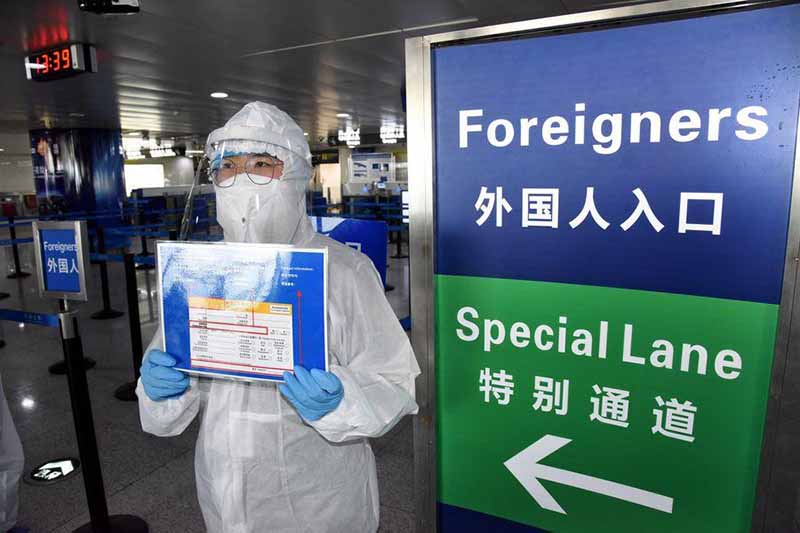 La Chine se prémunit contre les cas importés alors que les infections au COVID-19 montent en flèche à l'étranger