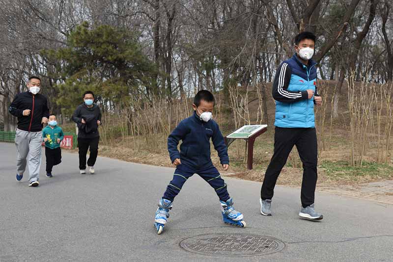 Les gens prennent une bouffée de printemps alors que Beijing voit des températures de plus de 20 degrés