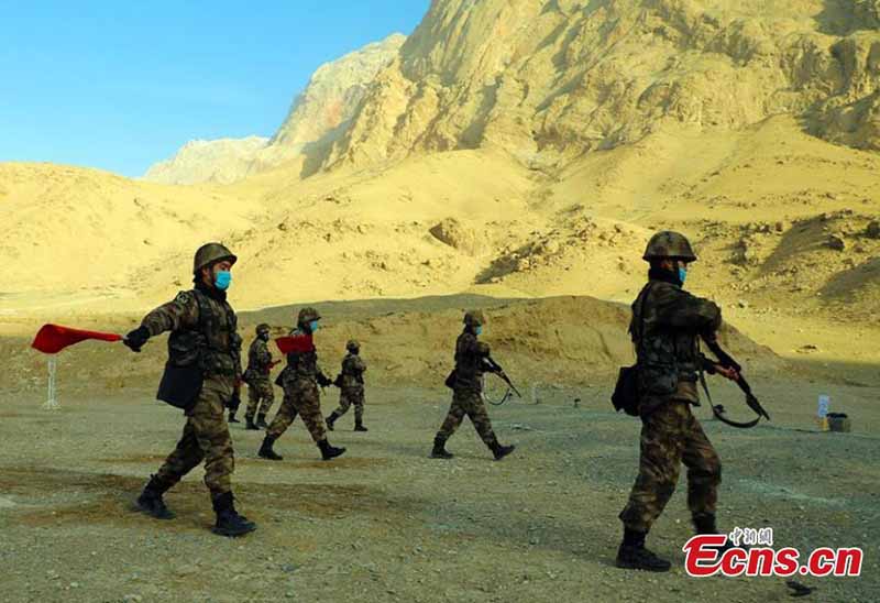 Des soldats passent un examen de tir au Xinjiang