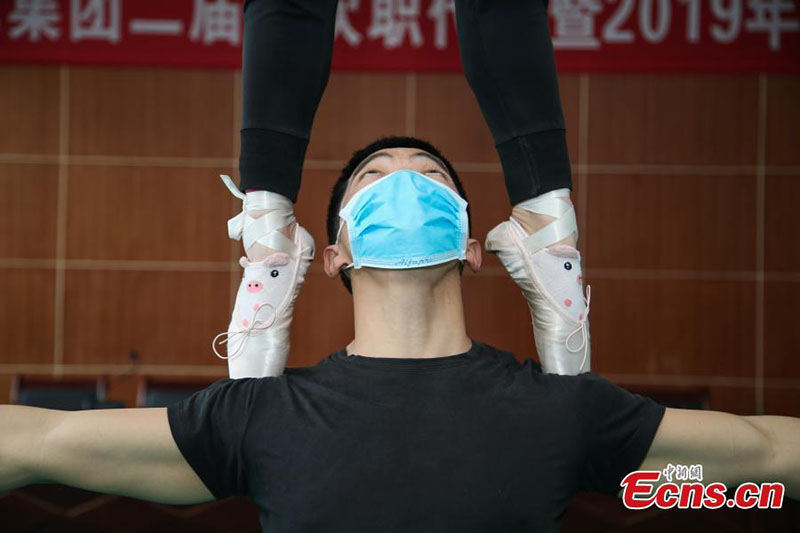 Des acrobates s'entra?nent en portant des masques dans le sud-ouest de la Chine
