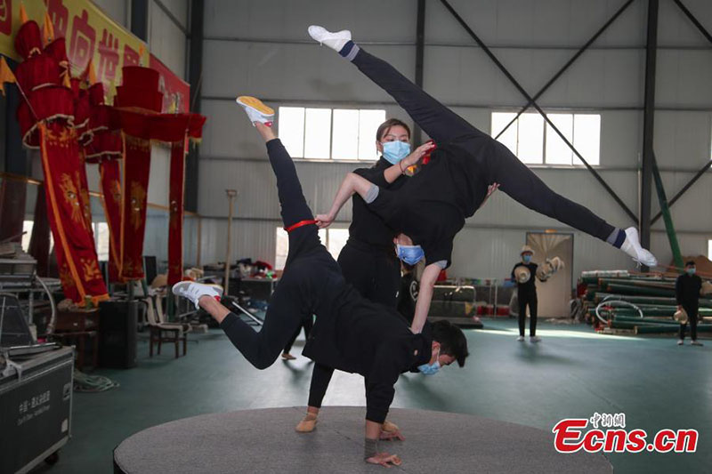 Des acrobates s'entra?nent en portant des masques dans le sud-ouest de la Chine
