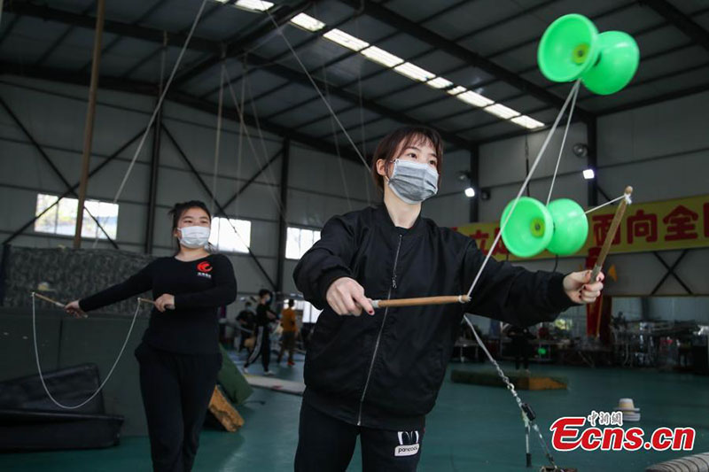 Des acrobates s'entra?nent en portant des masques dans le sud-ouest de la Chine
