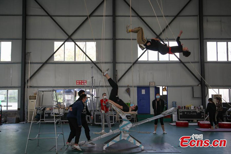 Des acrobates s'entra?nent en portant des masques dans le sud-ouest de la Chine
