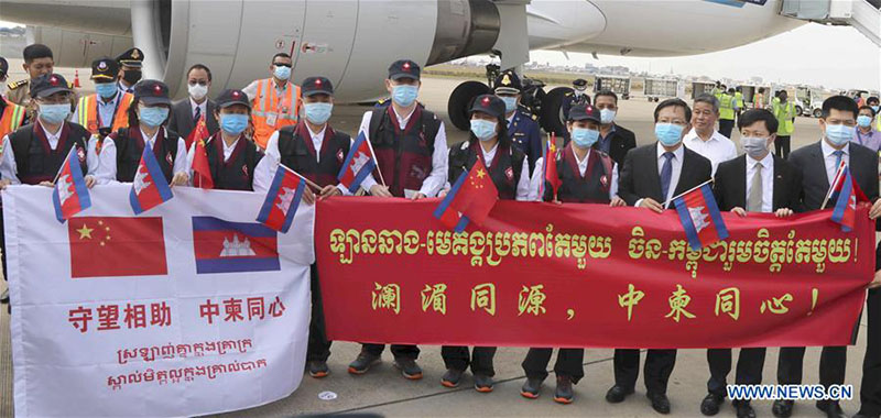 (COVID-19) Arrivée au Cambodge d'une équipe de médecins chinois pour combattre l'épidémie