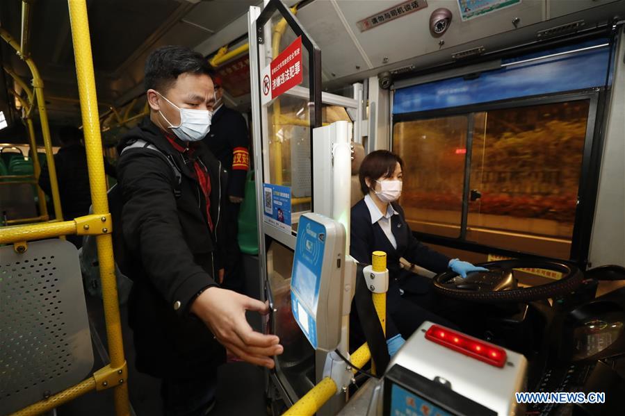 Chine : des bus circulent à Wuhan après deux mois de confinement