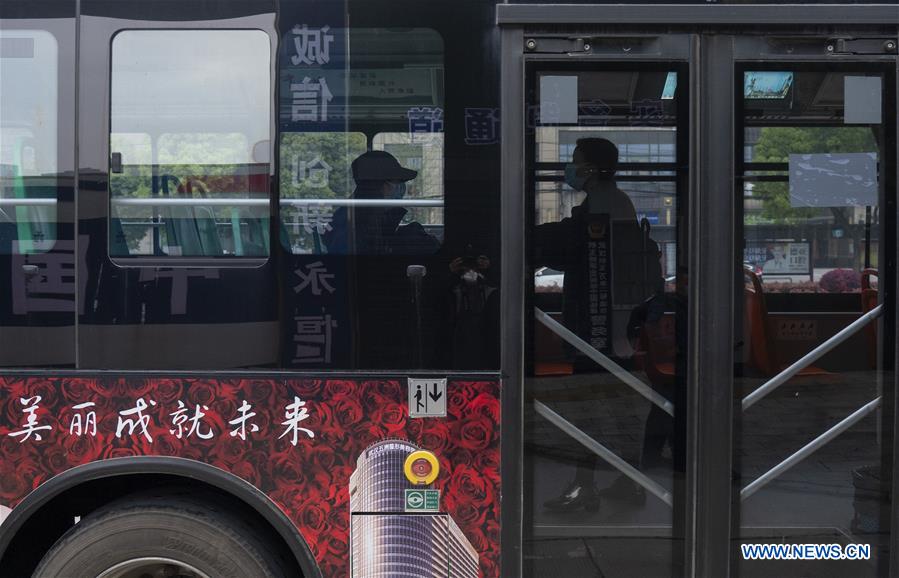 Chine : des bus circulent à Wuhan après deux mois de confinement