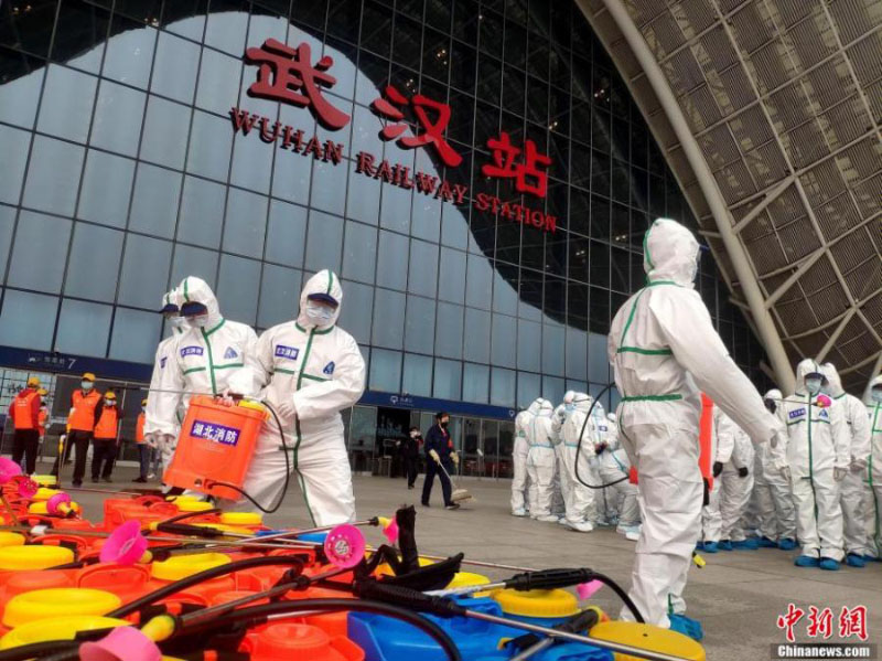 Les pompiers procèdent à une désinfection complète dans les gares du Hubei