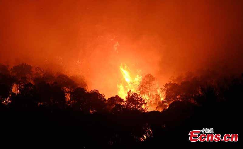 La bataille contre les incendies de forêt continue à Xichang