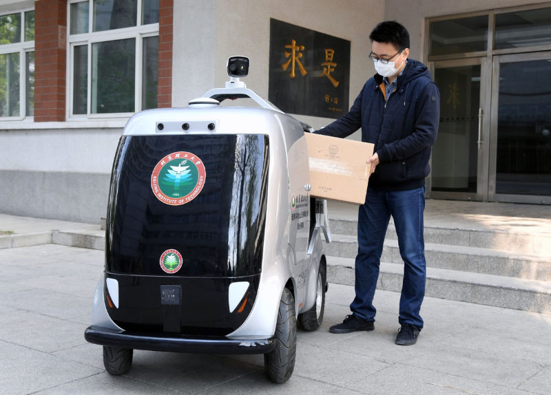 Une voiture de livraison autonome 5G mise en service à l'Institut de technologie de Beijing