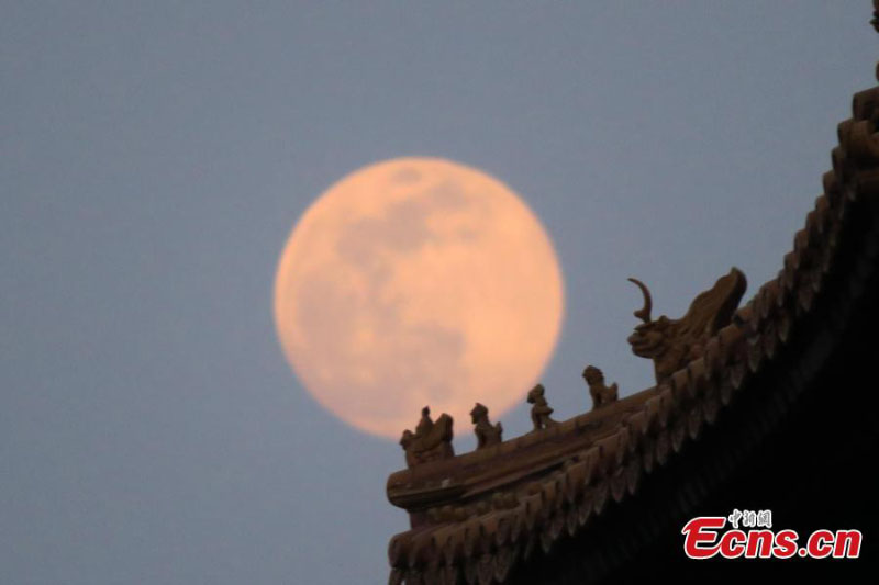 En photos : la pleine lune vue dans le ciel à Beijing