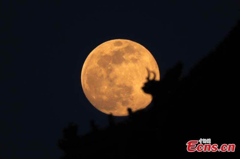 En photos : la pleine lune vue dans le ciel à Beijing